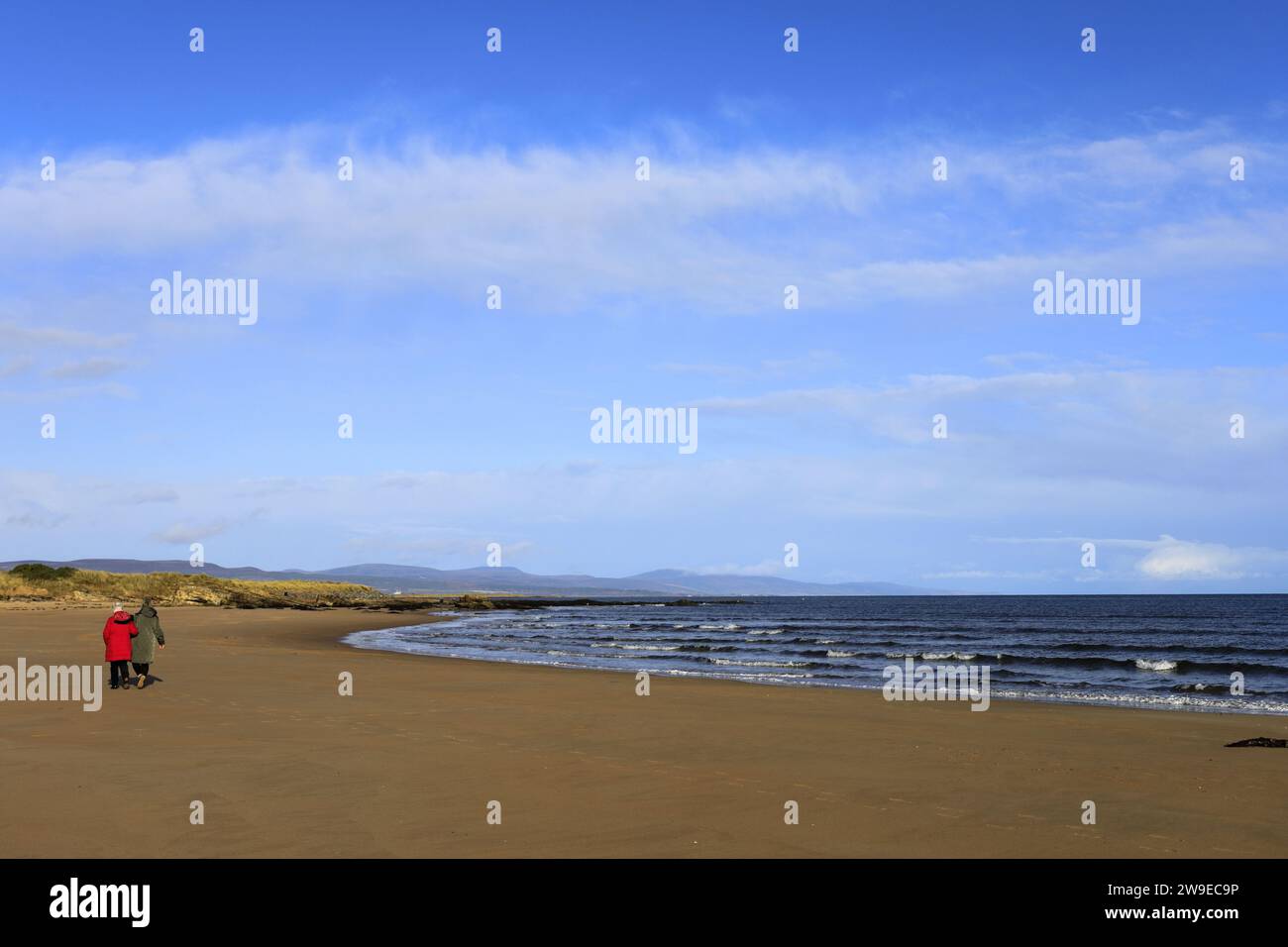 La grande plage de sable au village de Dornoch, côte est de Sutherland, Écosse, Royaume-Uni Banque D'Images