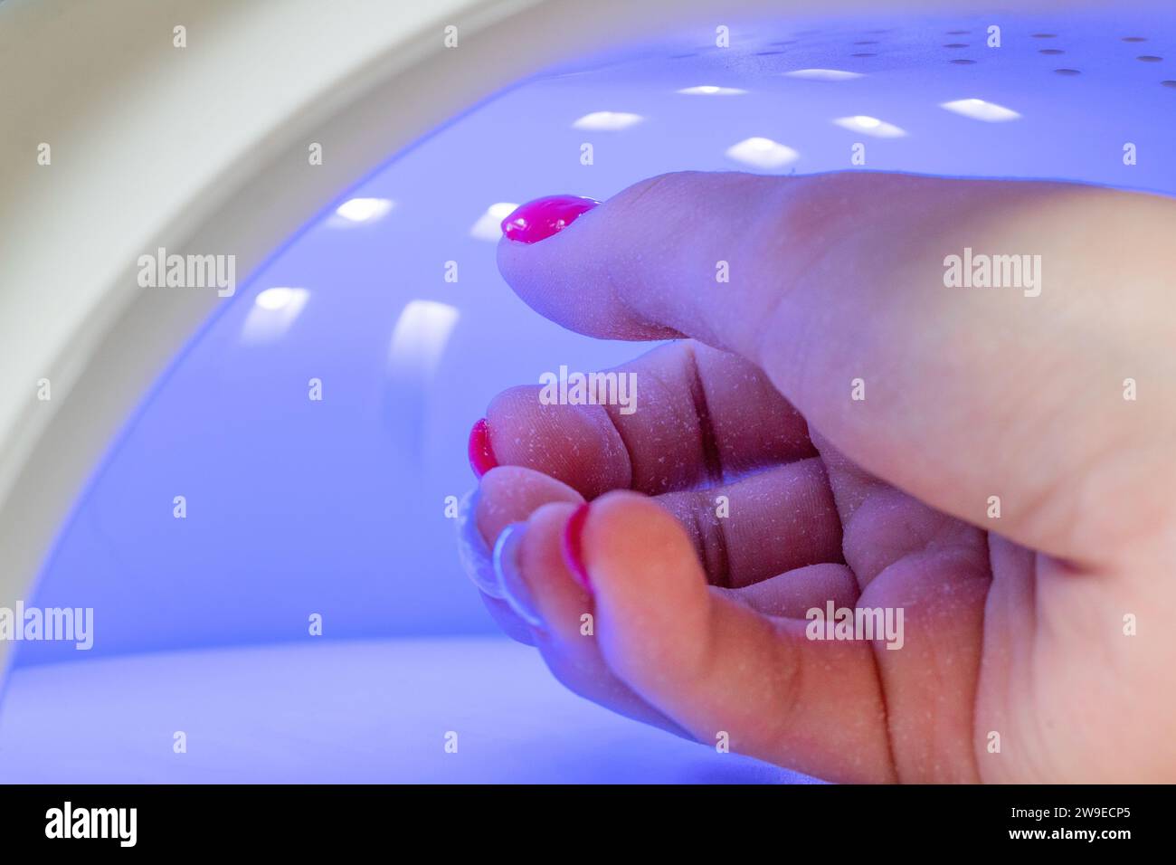 Procédé de manucure de vernis gel lampe UV dans un salon de beauté. La machine pour sécher les ongles. Banque D'Images