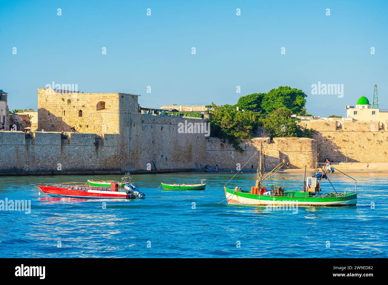 Akko ou Acre City remparts, une ville historique en Israël. CitiScape avec bateaux ancrés Banque D'Images