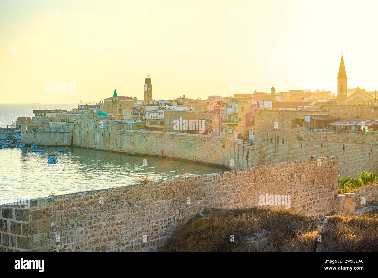 Vue panoramique d'Acre, une ville historique, en Israël, pendant l'heure d'or. Banque D'Images