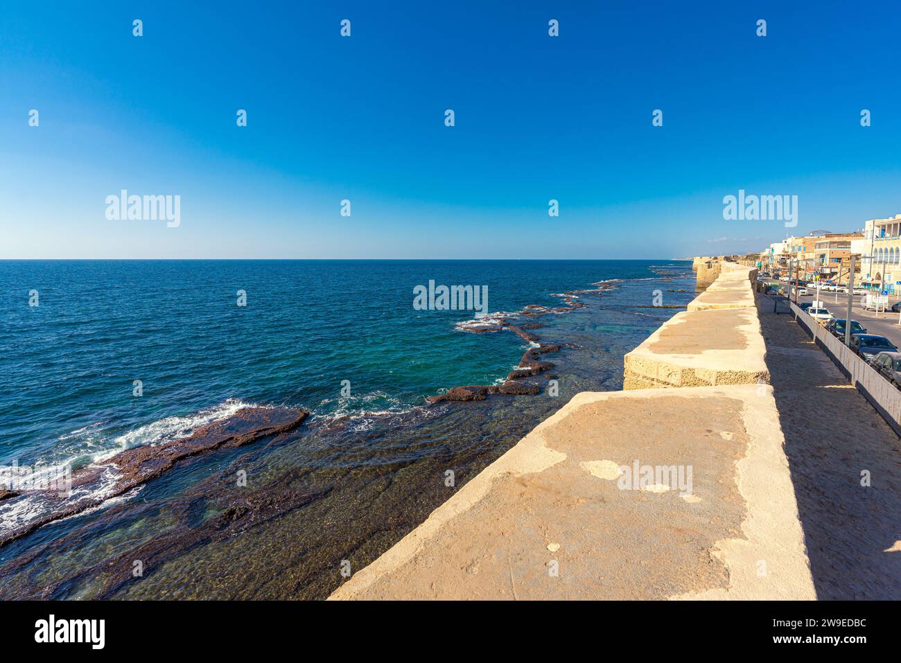 Vue sur les remparts d'Acre face à la mer Méditerranée par une journée ensoleillée Banque D'Images