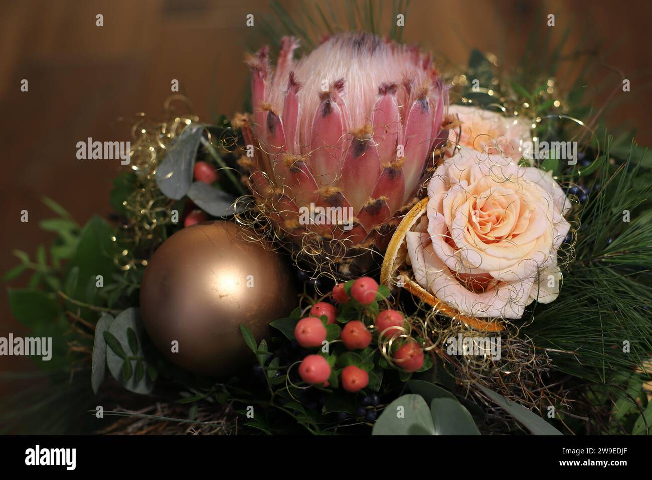 Gros plan d'un beau bouquet de Noël avec des roses et une fleur de protea Banque D'Images