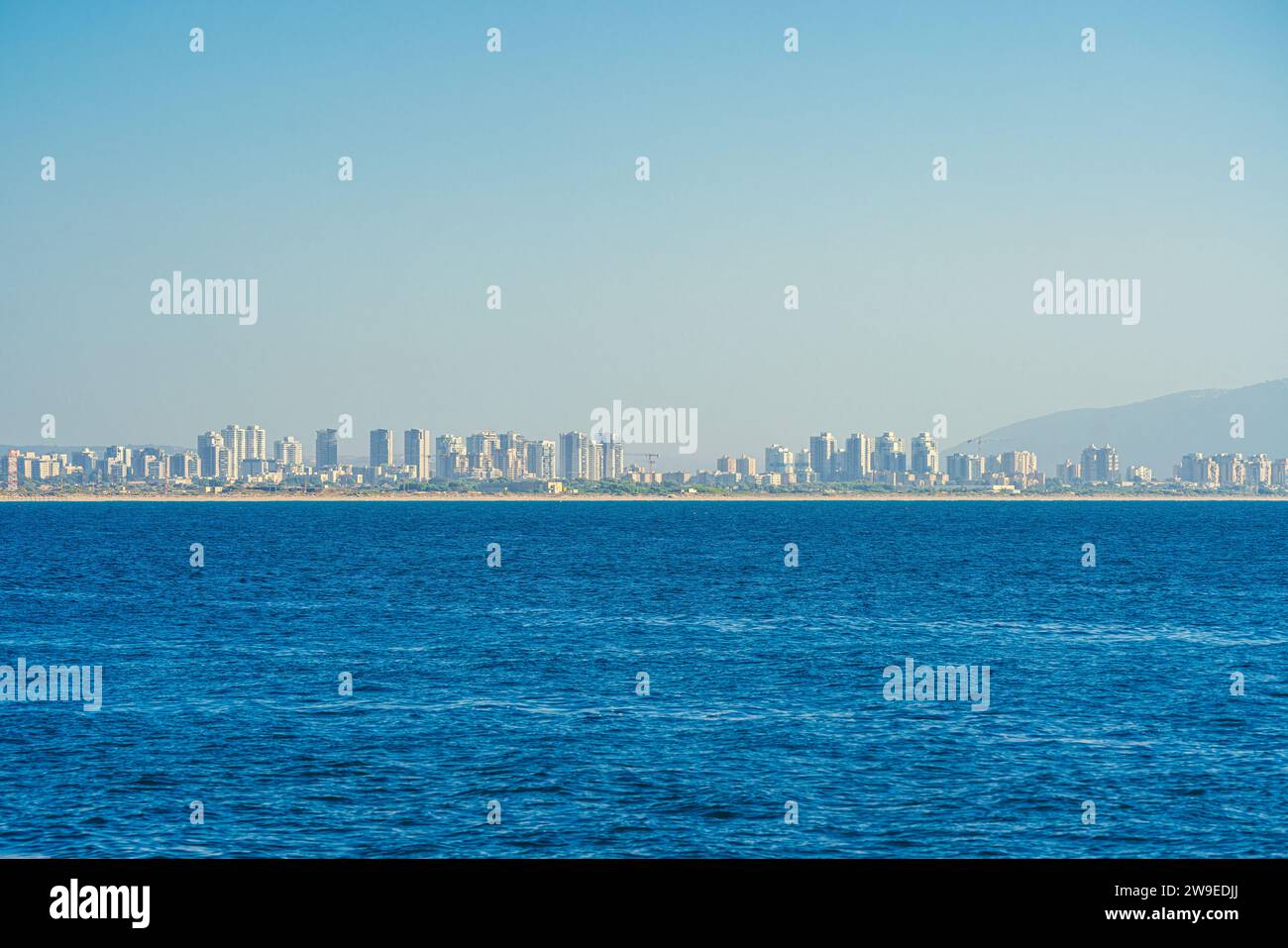 Vue panoramique Go bâtiment moderne sur la plage de Haïfa, Israël Banque D'Images