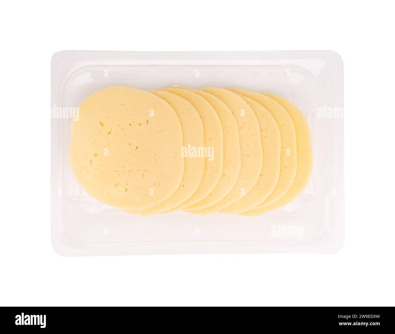 edam ou salami fromage rond en emballage plastique isolé sur fond blanc avec chemin de détourage, plat avec fromage coupé en morceaux Banque D'Images