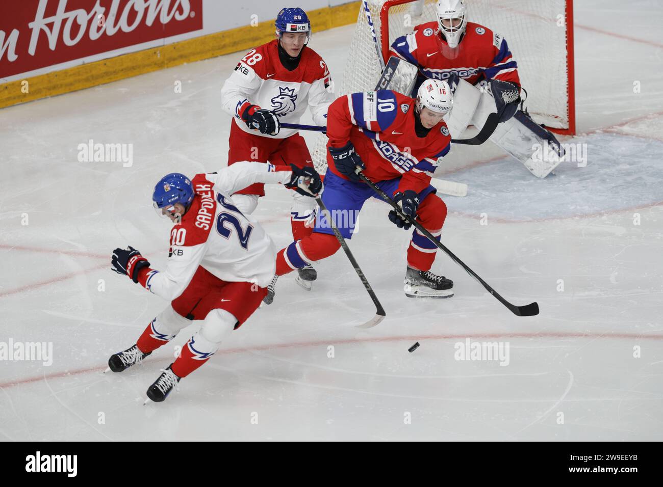 GOTHENBURG, SUÈDE 20231227Lors de Robin Sapousek, Eduard sale et les Norvégiens Stian Solberg et Markus Stensrud pendant les Champions du monde juniors de l'IIHF Banque D'Images