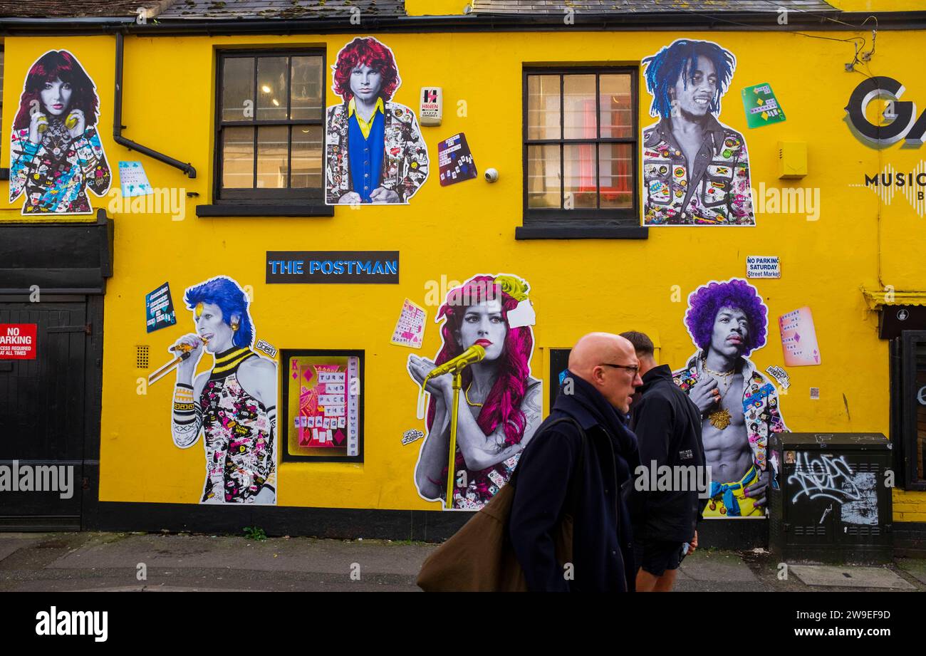 Peinture murale d'œuvres d'art du Postman représentant des musiciens célèbres au magasin Guitar amp & Keyboard (GAK) dans le quartier North Laine de Brighton au Royaume-Uni. Les Postman sont un artiste anonyme dont le travail peut être vu autour de la ville crédit Simon Dack Banque D'Images