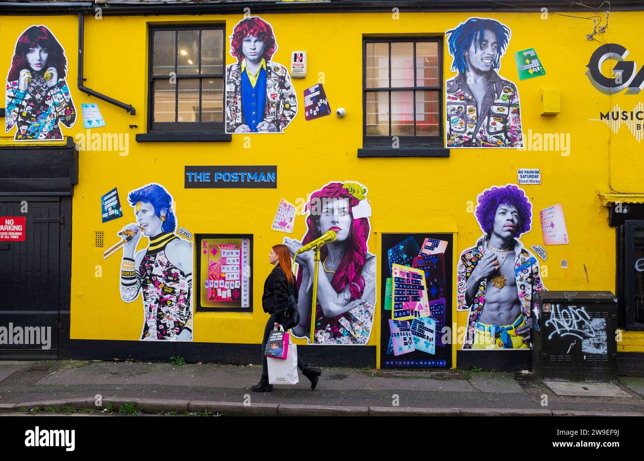 Peinture murale d'œuvres d'art du Postman représentant des musiciens célèbres au magasin Guitar amp & Keyboard (GAK) dans le quartier North Laine de Brighton au Royaume-Uni. Les Postman sont un artiste anonyme dont le travail peut être vu autour de la ville crédit Simon Dack Banque D'Images