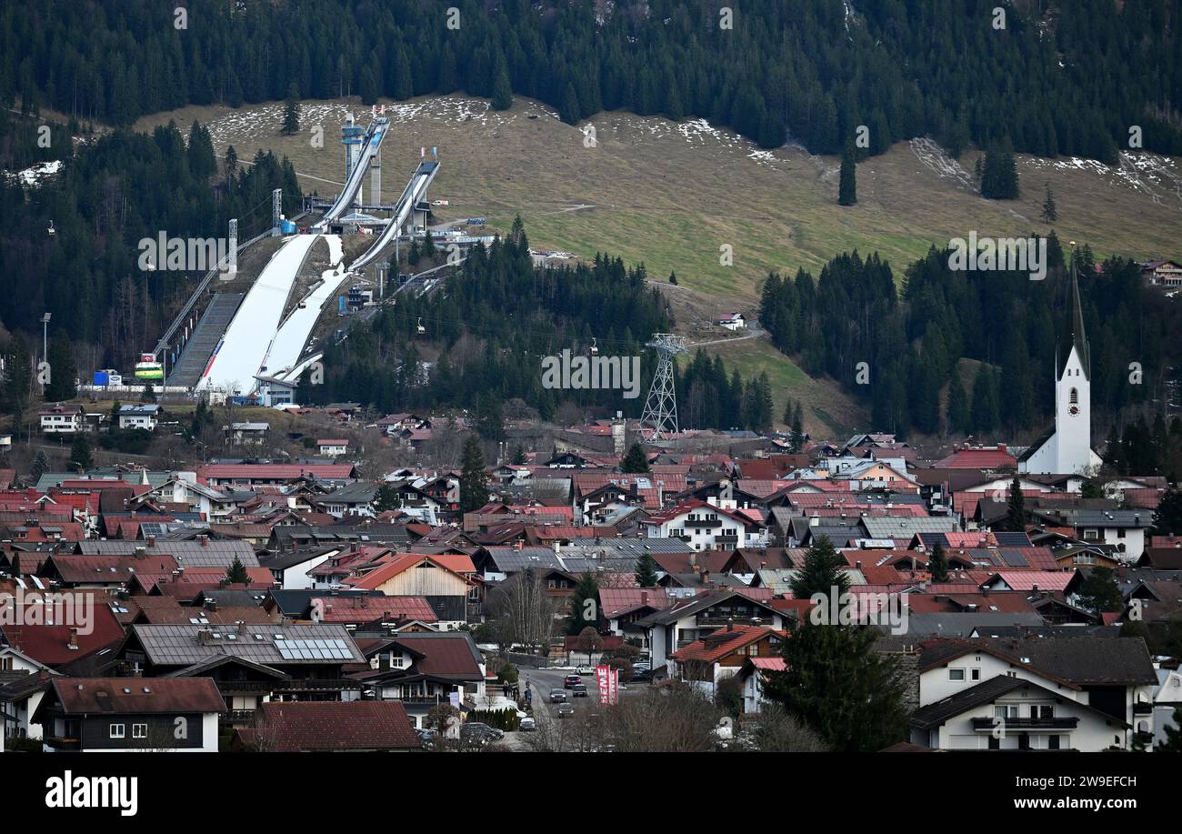 Fischen, Allemagne. 27 décembre 2023. Ski nordique, saut à ski, Tournoi four Hills : le saut à ski Schattenberg à Oberstdorf. Crédit : Angelika Warmuth/dpa/Alamy Live News Banque D'Images