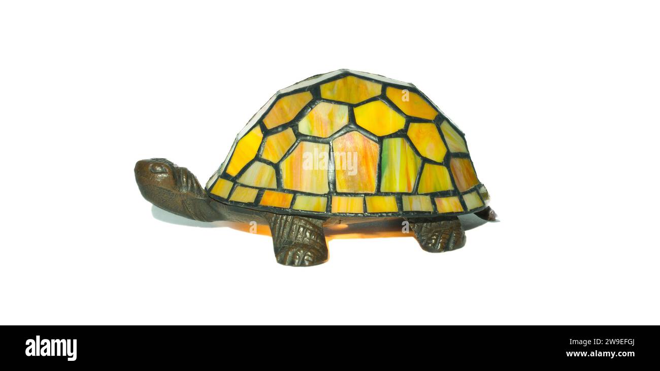 Lampe vintage style Tiffany design tortue tortue avec vitrail art déco attaché dans des couleurs vertes, jaunes et rouges. Tête et jambes en laiton bronze. Isola Banque D'Images