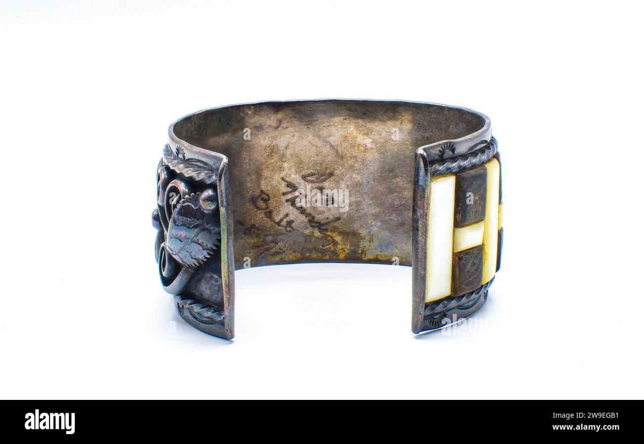 Vintage Silver Native American Turquoise Cuff Bracelet en pierre avec incrustation en forme de rectangle de nacre en os. Motif fait main orné. Tendance b Banque D'Images