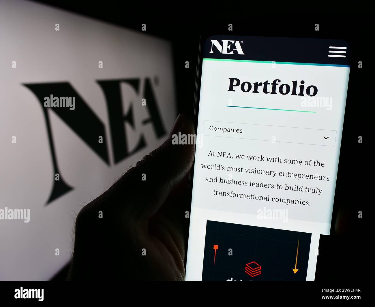 Personne détenant un smartphone avec la page Web de la société d'investissement New Enterprise Associates Inc. (NEA) avec logo. Concentrez-vous sur le centre de l'écran du téléphone. Banque D'Images