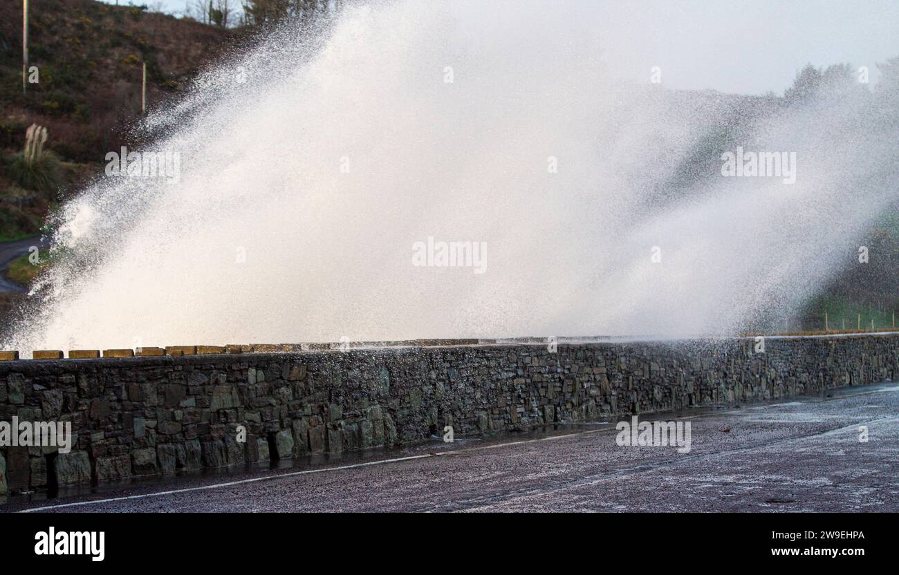 Tragumna, West Cork, Irlande. Mercredi 27 décembre 2023. Les vents violents associés à la tempête Gerrit et à l'approche de la marée haute se sont combinés pour pousser d'énormes vagues au-dessus du mur de la mer de Tragumna à West Cork ce soir. Il y a des avertissements de vent orange en place encore jusqu'à minuit à travers West Cork. Crédit aphperspective/Alamy Live News Banque D'Images