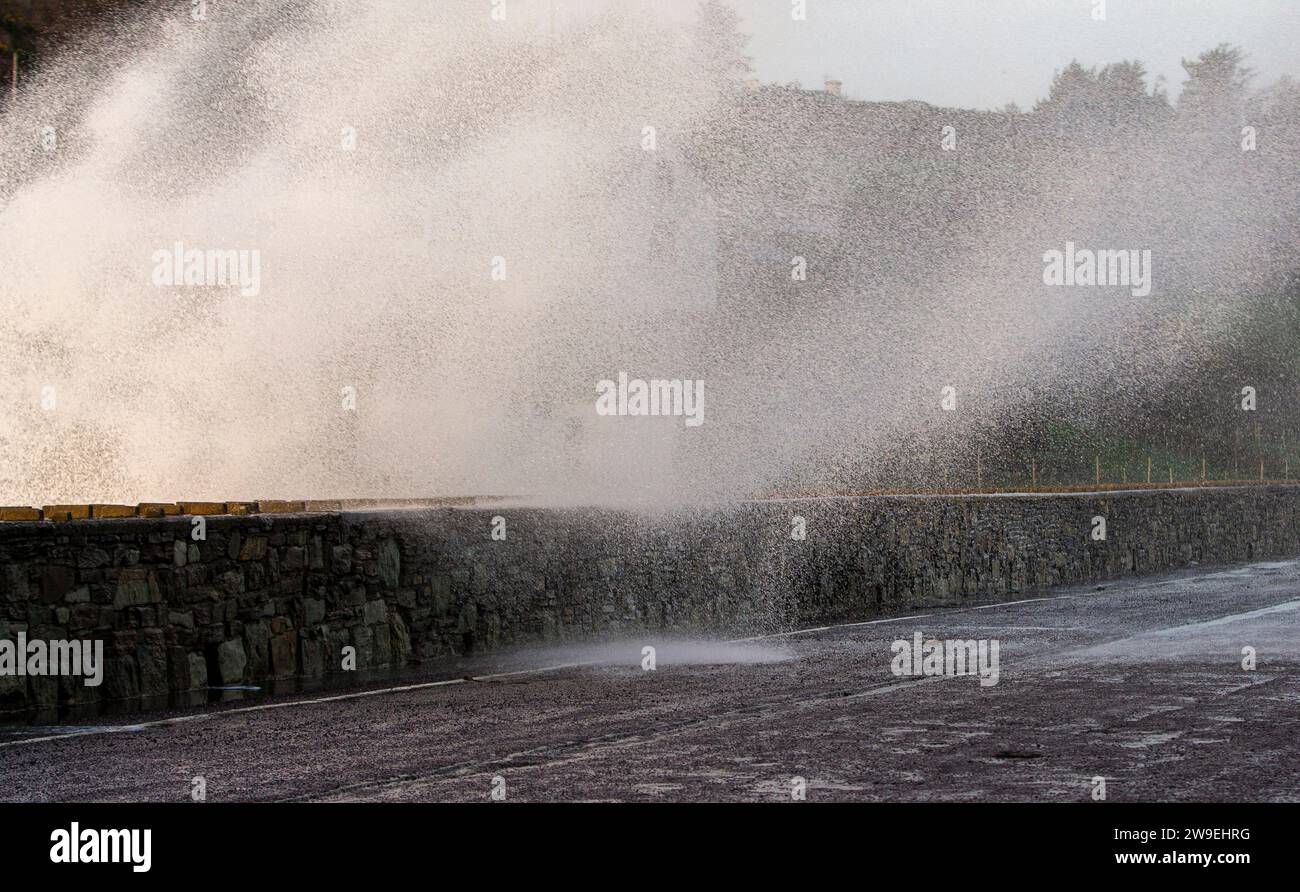 Les vagues de tempête de l'Atlantique éclatent sur le mur de défense de la mer. Banque D'Images