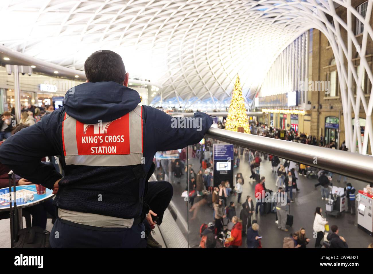 Londres, Royaume-Uni. 27 décembre 2023. La tempête Gerrit apporte le chaos des voyages avec des inondations et des vents très forts. Les passagers sont bloqués dans des gares comme Kings Cross de Londres, car LNER conseille aux passagers de ne pas voyager. Crédit Alamy : Monica Wells/Alamy Live News Banque D'Images