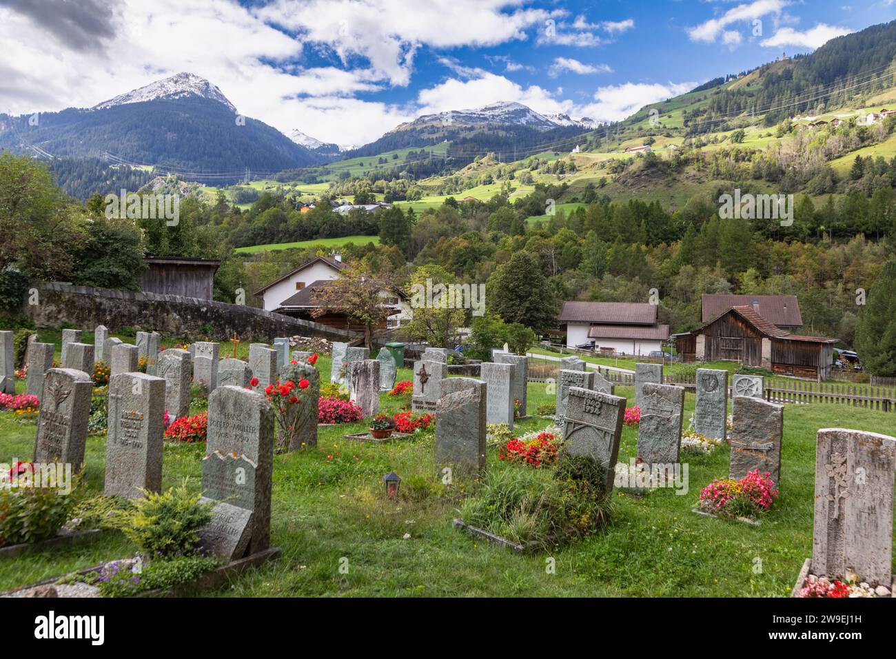 Cimetière dans le village de Zillis-Reischen, Graubünden, Suisse Banque D'Images