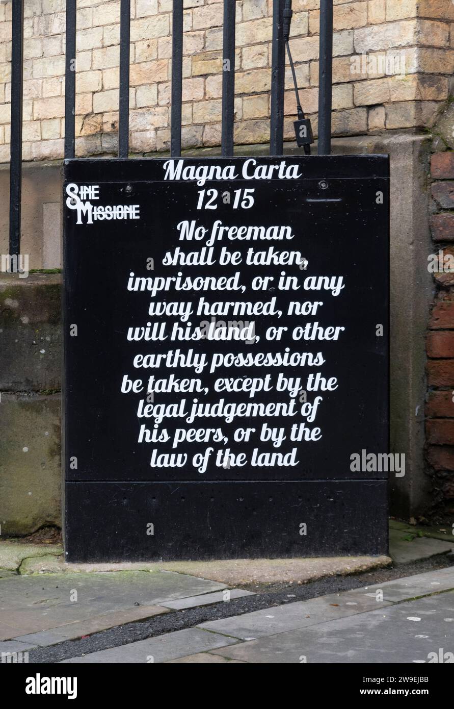 Un extrait de la Magna Carta sur boîte noire à Castle Hill, Lincoln City, Lincolnshire, Angleterre, Royaume-Uni Banque D'Images