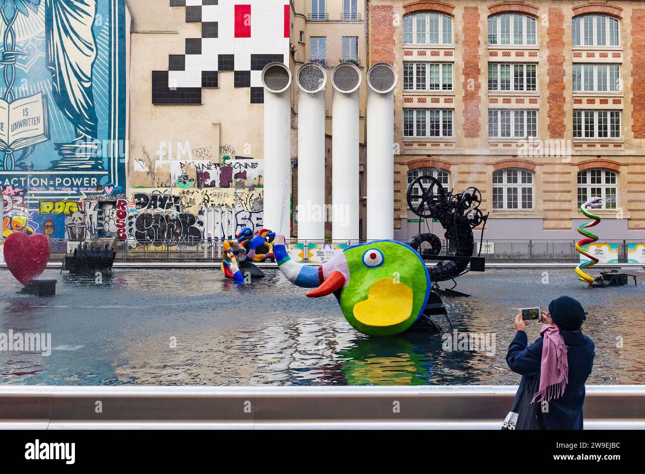 Paris, France, 2023. Une dame prenant des photos des sculptures colorées en résine créées par Niki de Saint Phalle pour la fontaine Stravinsky Banque D'Images