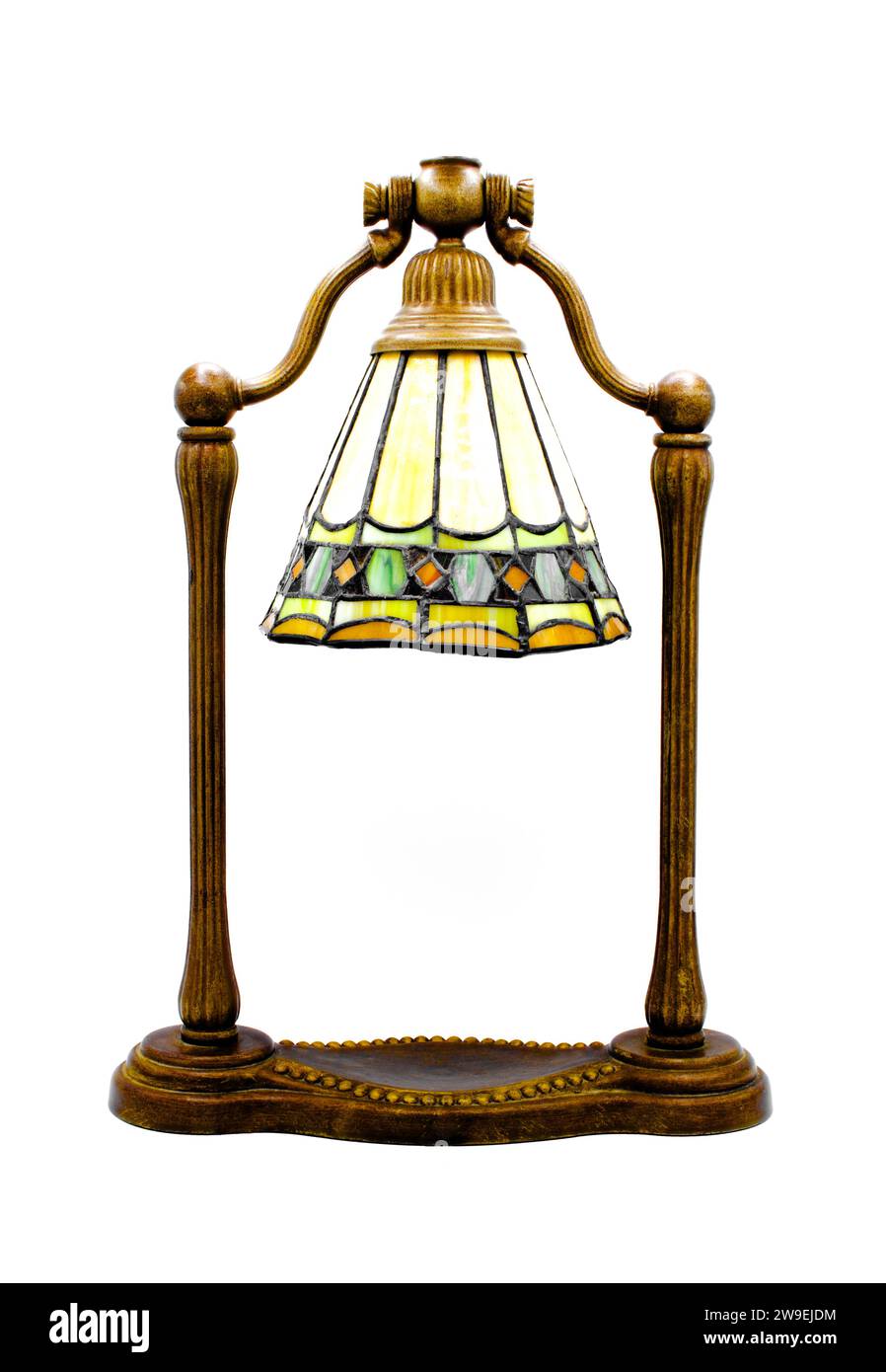 Lampe de harpe en forme de cloche vintage style Tiffany avec vitrail attaché dans des couleurs vertes, jaunes et rouges. Tête réglable. Isolé Banque D'Images