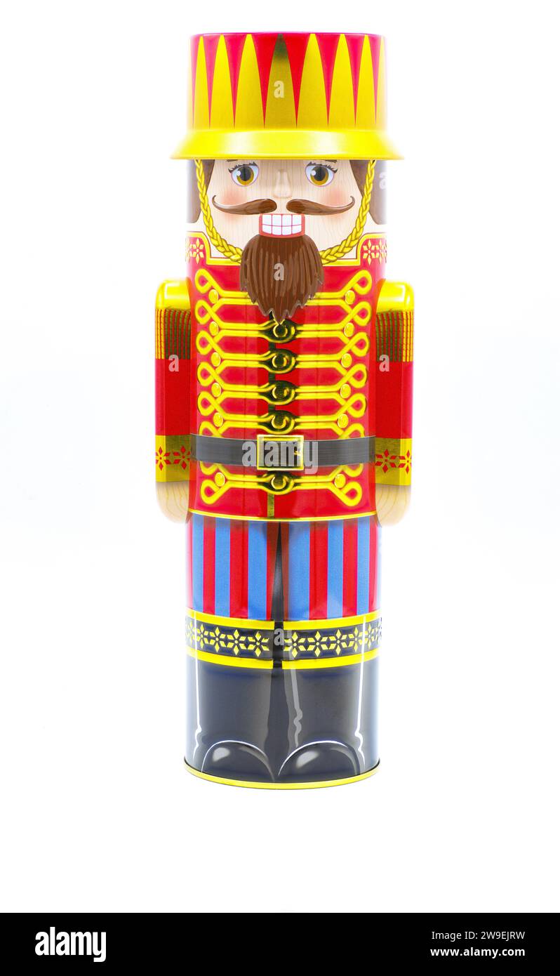 Décoration de soldat de jouet en métal casse-noisette de Noël pour la saison des vacances, isolé sur fond blanc. poupée, jouet, figurine, décor festif. En allemand tra Banque D'Images