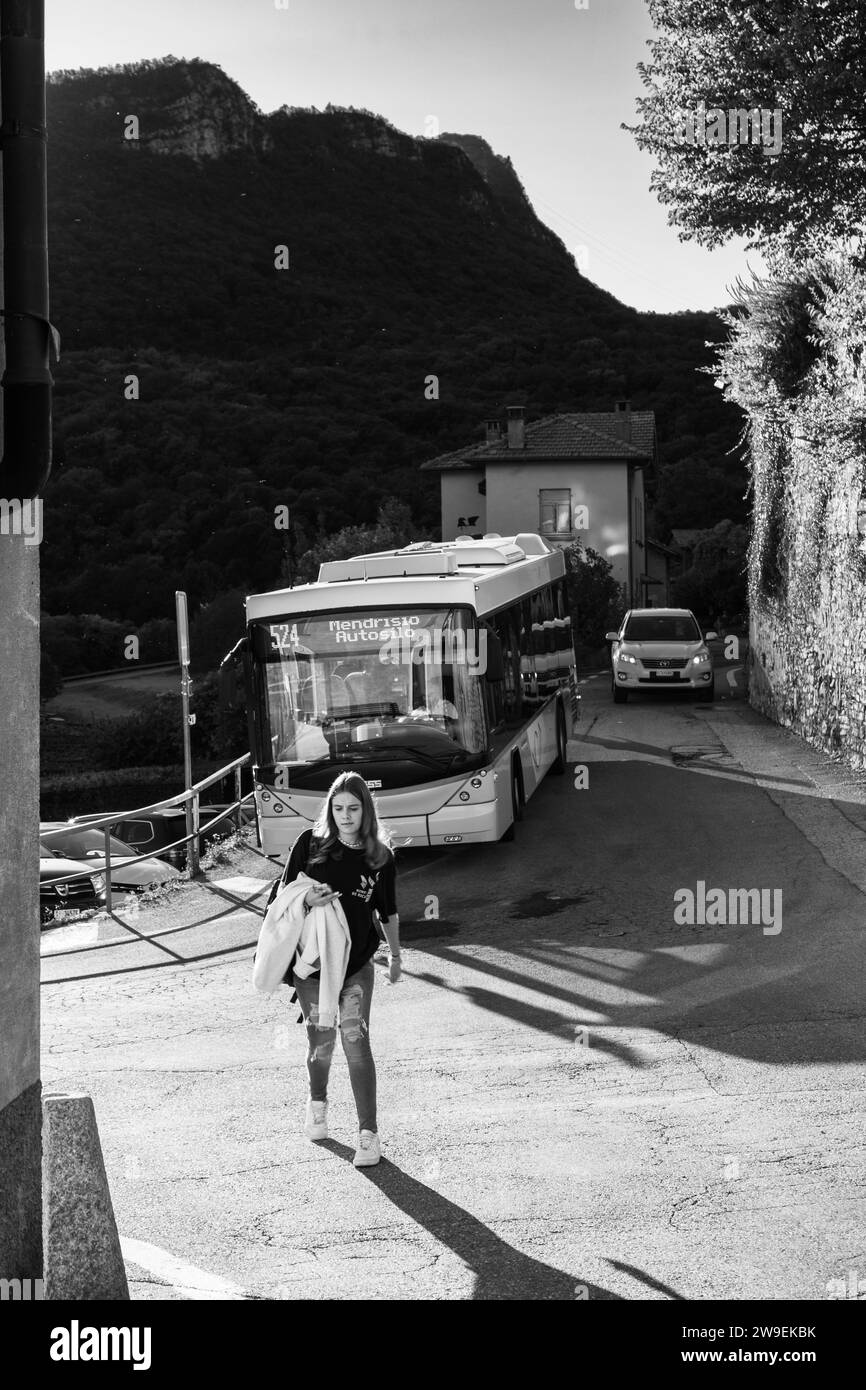 Jeune femme traversant la rue, Meride, Tessin, Suisse Banque D'Images
