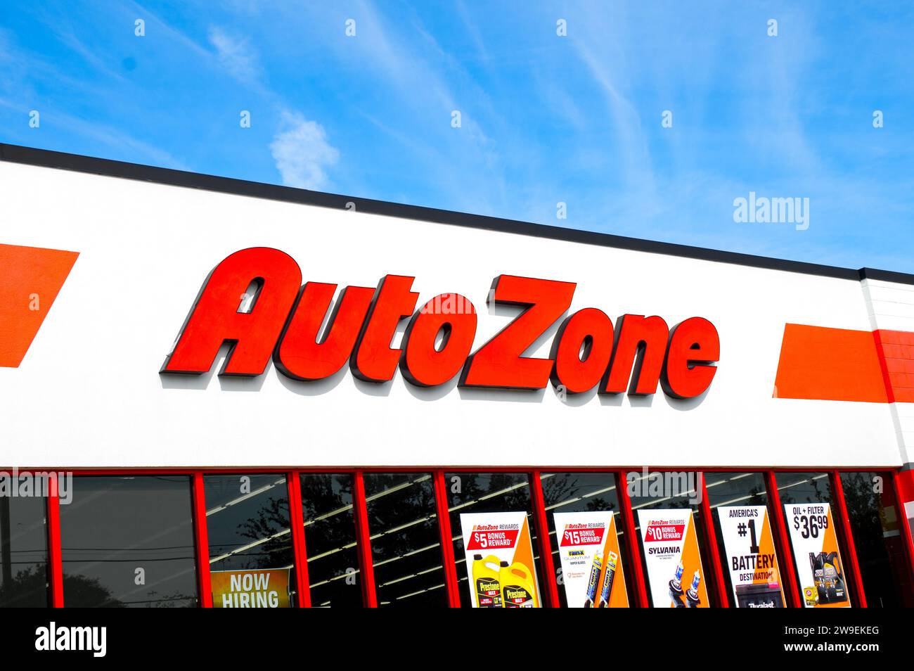AutoZone auto pièces de voiture magasin, OCALA, FLORIDE USA - 22 OCTOBRE 2023 façade avant logo au-dessus de l'entrée. Vue extérieure en lettres rouge vif. Lumineux b Banque D'Images