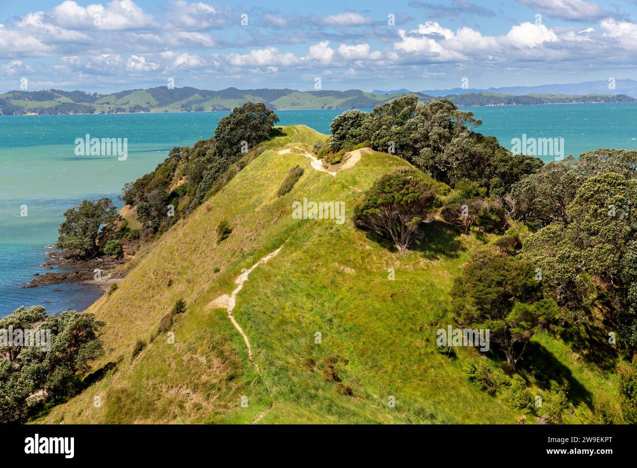 Promenade historique de Whakakaiwhara Pā dans le parc régional Duder, région d'Auckland / Île du Nord / Nouvelle-Zélande. La pointe de terre est le site historique de A. Banque D'Images