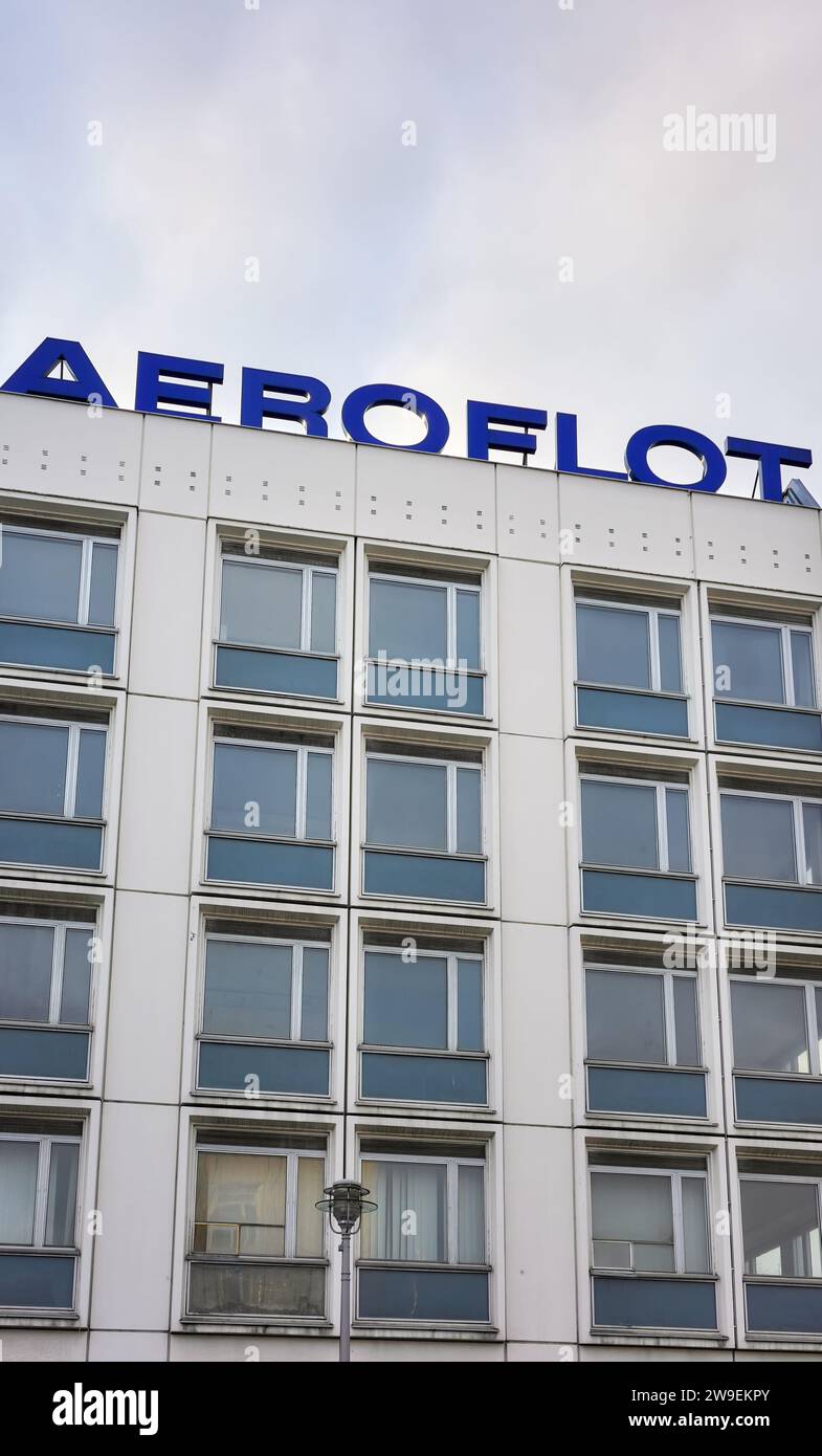 Berlin, Allemagne - 12 décembre 2023 : Aeroflot Russian Airlines signe sur le toit d'un bâtiment. Banque D'Images