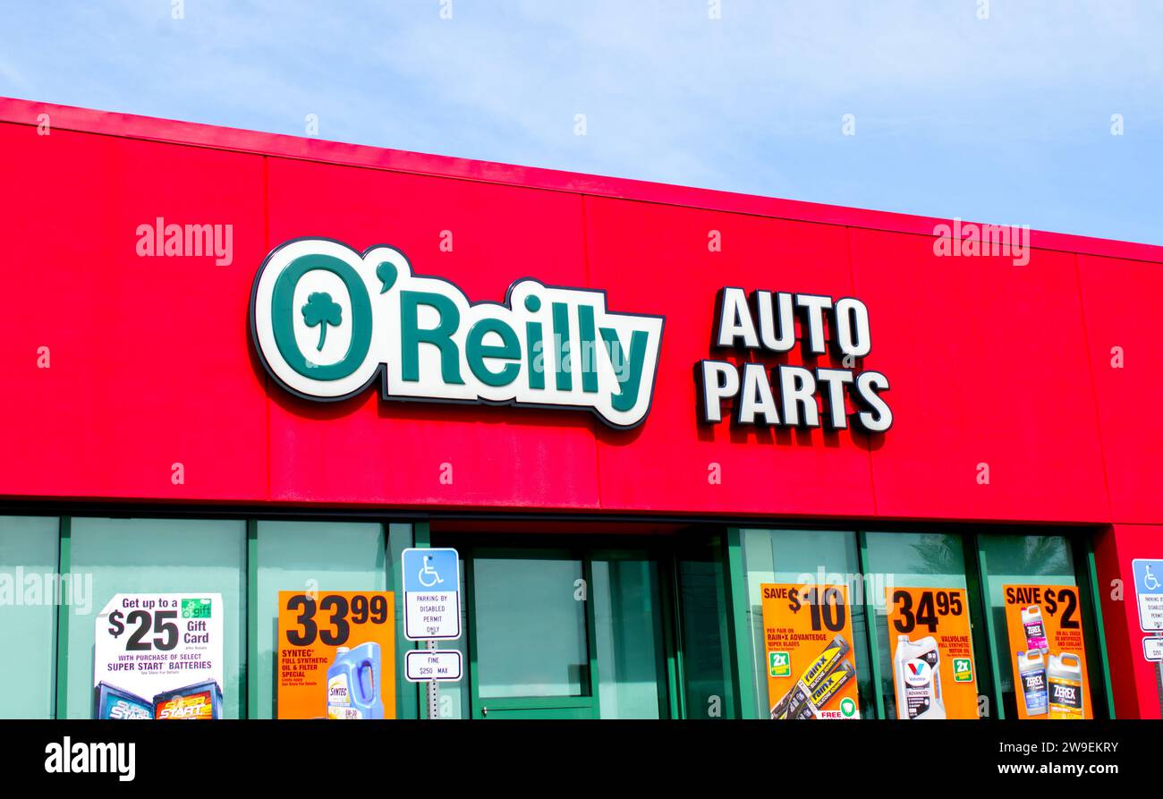 Magasin de pièces automobiles O'Reilly, OCALA, FLORIDE États-Unis - 22 OCTOBRE 2023 façade avant shamrock logo au-dessus de l'entrée. Vue extérieure en lettres vert vif Banque D'Images