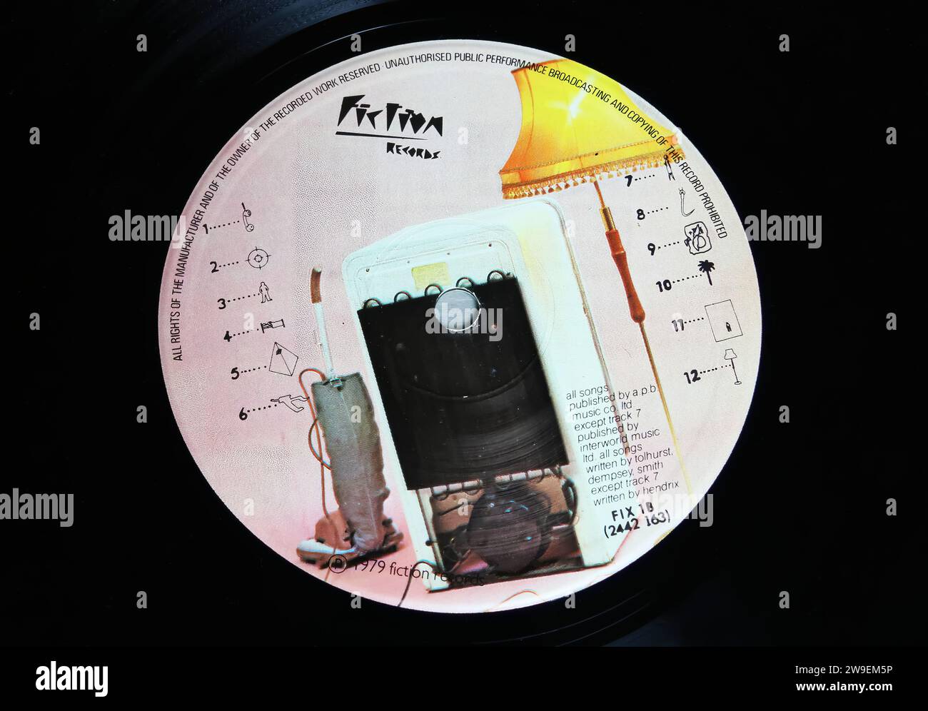 Viersen, Allemagne - mai 9. 2023 : gros plan de l'album vinyle du groupe Cure, trois garçons imaginaires avec réfrigérateur rétro et aspirateur Hoover Banque D'Images