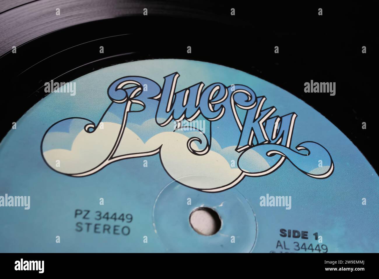 Viersen, Allemagne - mai 9. 2023 : gros plan de l'étiquette de disque vinyle avec lettrage de logo de Blue Sky Records Company Banque D'Images