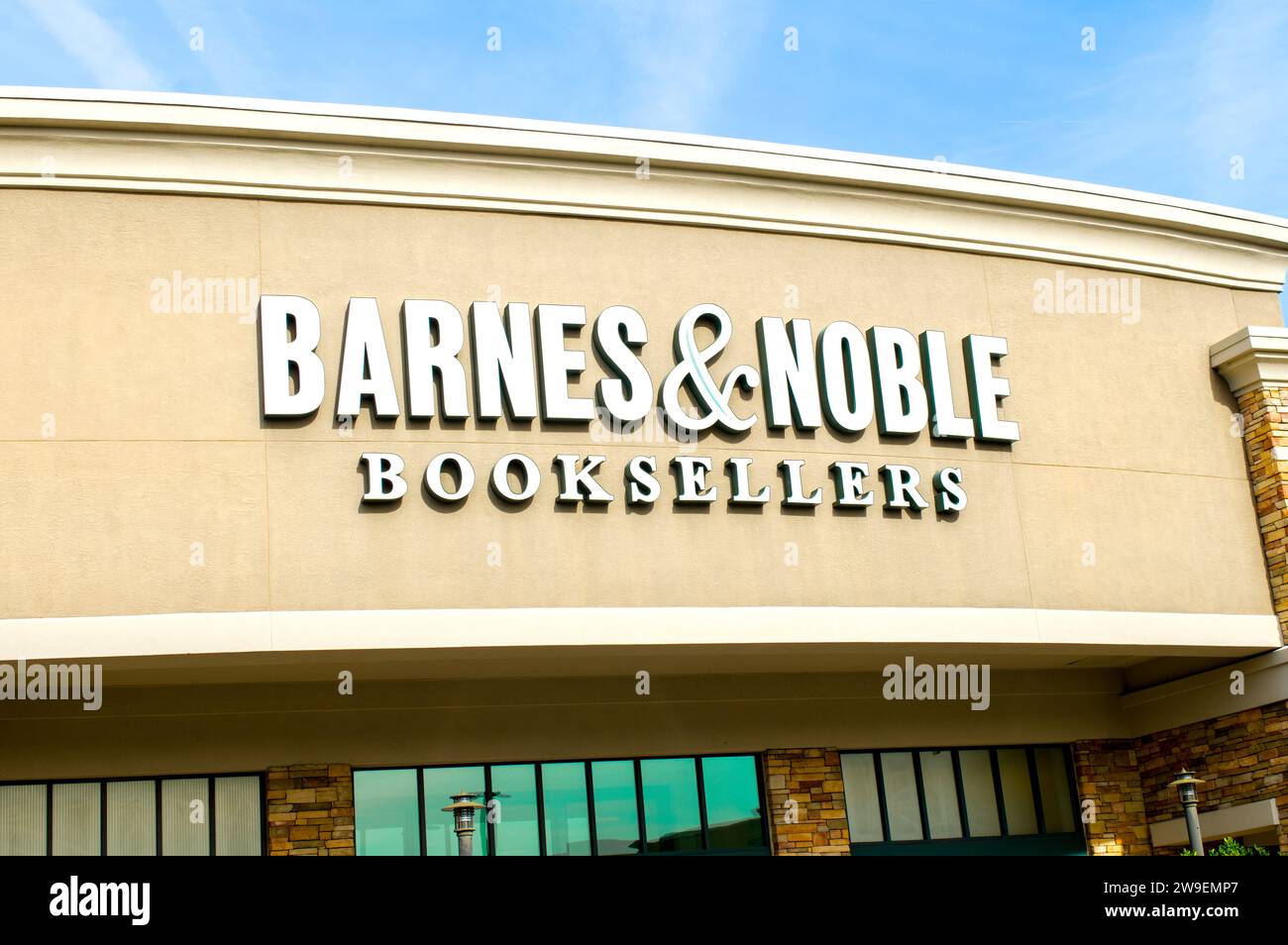 OCALA, FLORIDE, États-Unis - 22 OCTOBRE 2023 extérieur de la vitrine de vente au détail Barnes and Noble et logo de la marque. Plus grande chaîne de librairies aux Etats-Unis, Founde Banque D'Images