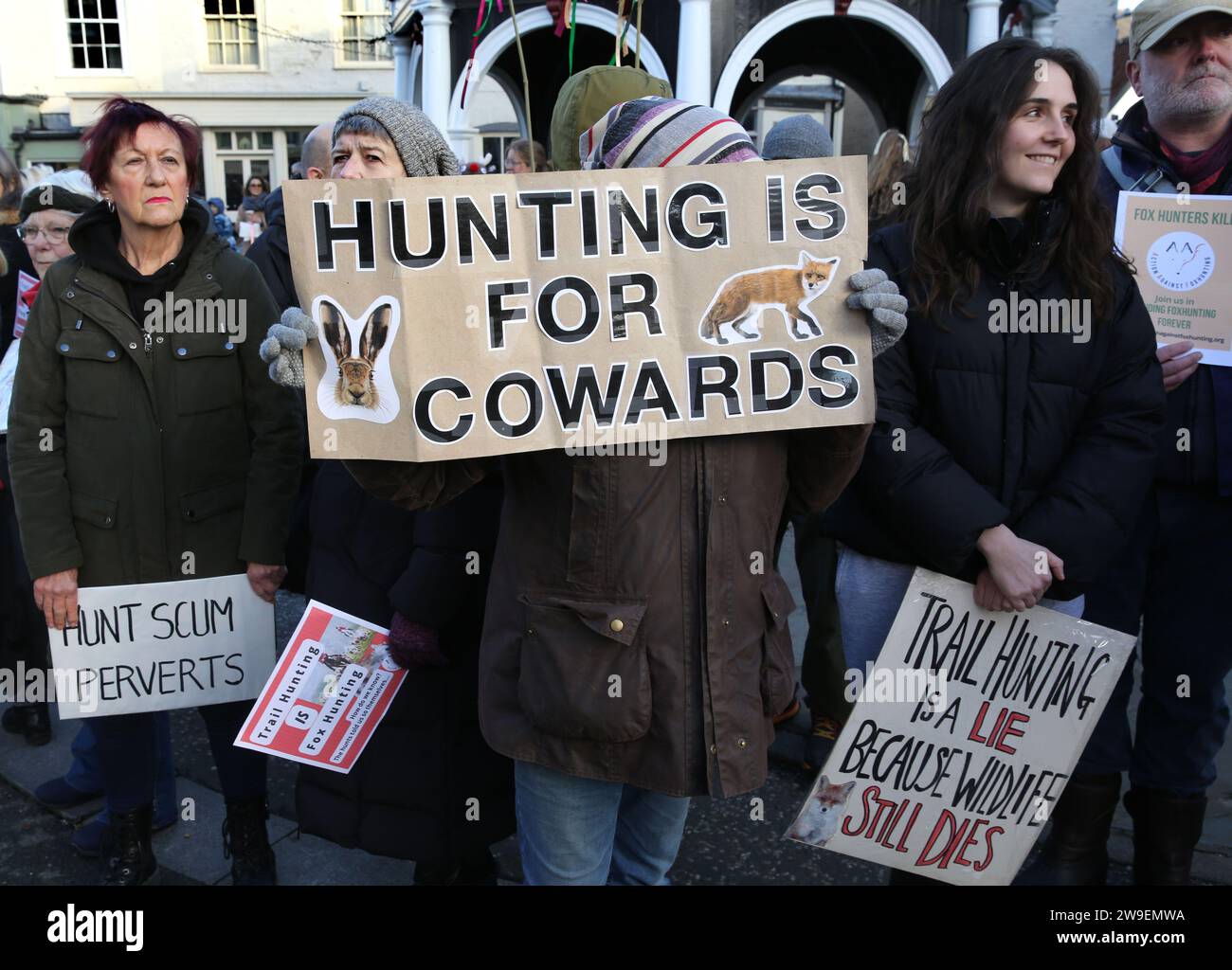 Bungay, Suffolk, Royaume-Uni. 26 décembre 2023. Les manifestants brandissent des pancartes critiquant la chasse et les partisans de la chasse pendant la manifestation. Action contre la cruauté envers les animaux, une manifestation a eu lieu dans le centre-ville de Bungay alors que les Harriers de Waveney et Norfolk défilent dans les rues pour soutenir la campagne. Les manifestants ont déclaré que, bien qu'il s'agisse d'une interdiction de la chasse traditionnelle au renard, les animaux sont toujours tués pendant l'alternative de la chasse au sentier et ils appellent à une interdiction totale. (Image de crédit : © Martin Pope/SOPA Images via ZUMA Press Wire) USAGE ÉDITORIAL SEULEMENT! Pas pour Commercia Banque D'Images