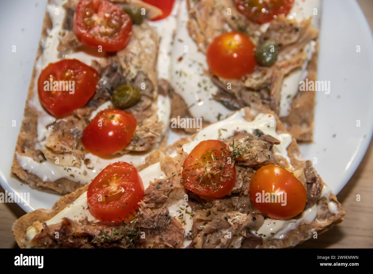 Assortiment de toasts de pain croustillant avec des légumes mûrs et du fromage, placés sur la table pour une collation heathy Banque D'Images