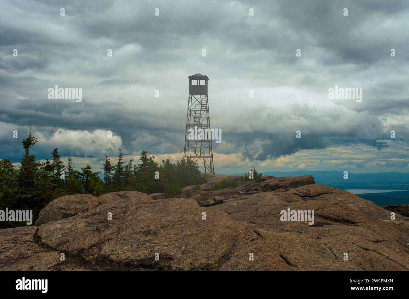 Le sommet de Hurricane Mountain avec la tour de feu située au sommet dans la réserve forestière Adirondack dans l'État de New York Banque D'Images