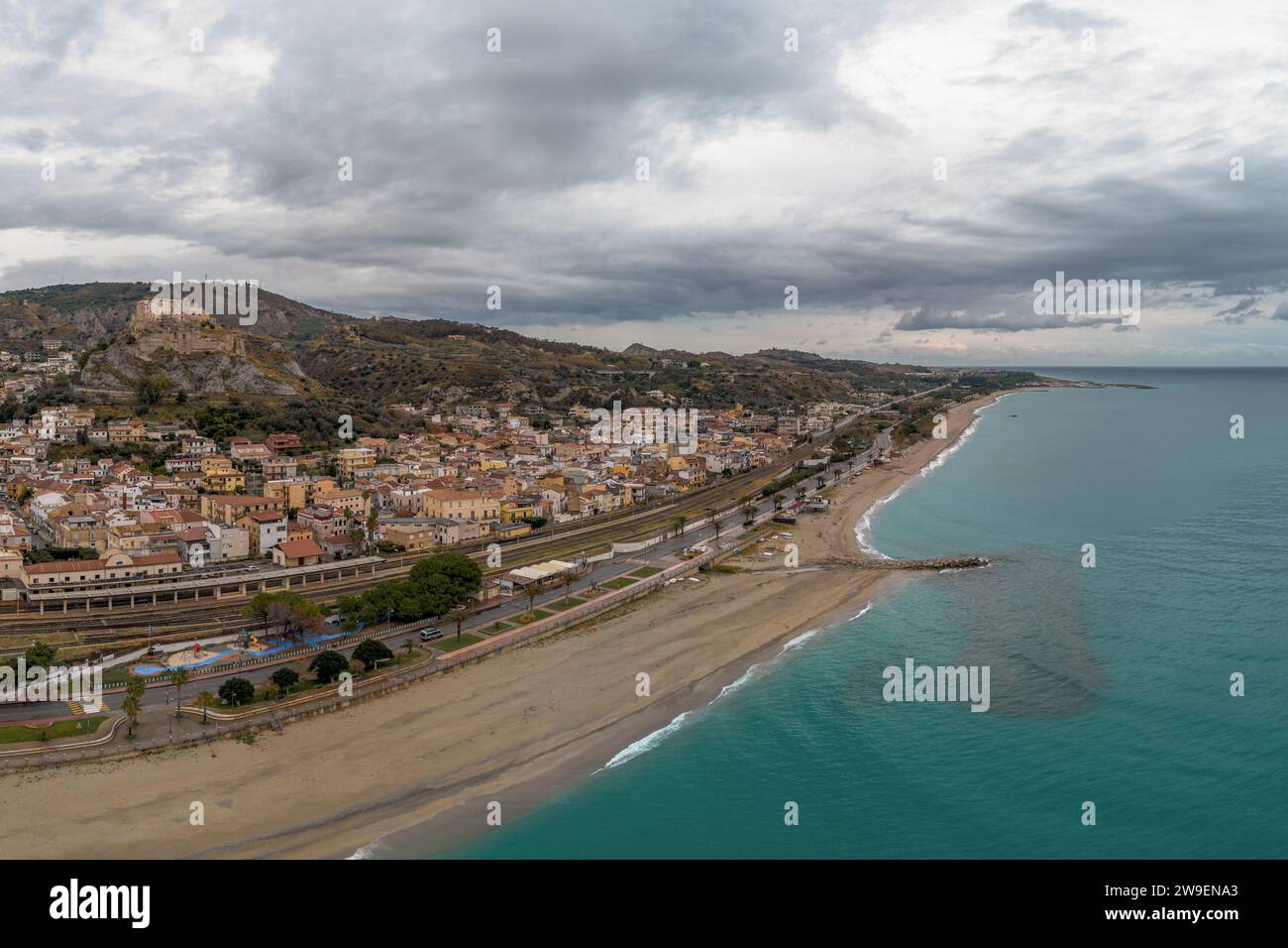 Roccella Ionica, Italie - 15 décembre 2023 : perspective drone du pittoresque village calabrais de Roccella Ionica Banque D'Images