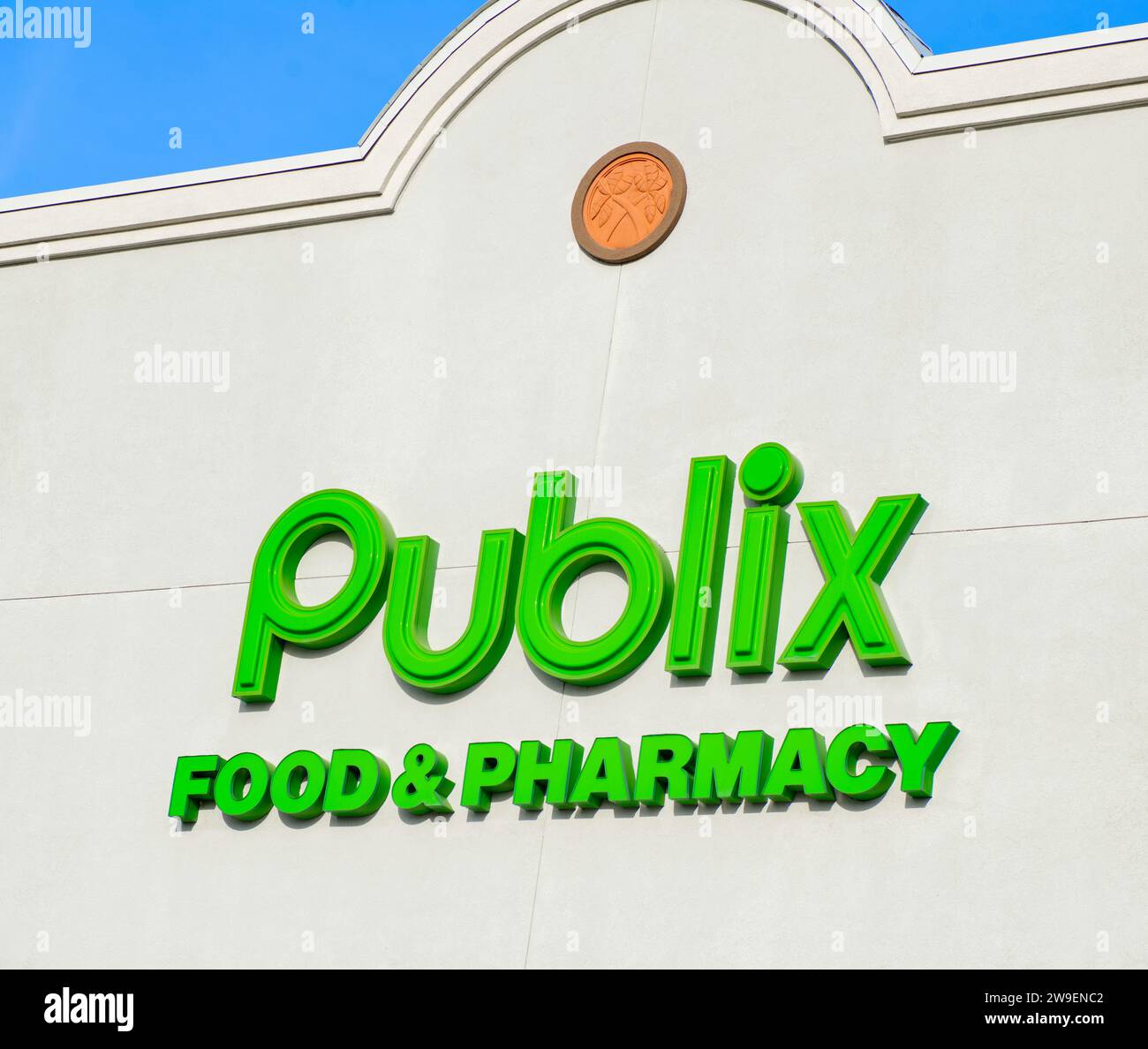 OCALA, FLORIDE États-Unis - 22 OCTOBRE 2023 Publix épicerie supermarché nourriture et pharmacie gros plan de logo vert citron. Fond de ciel bleu. C'est un employé Banque D'Images