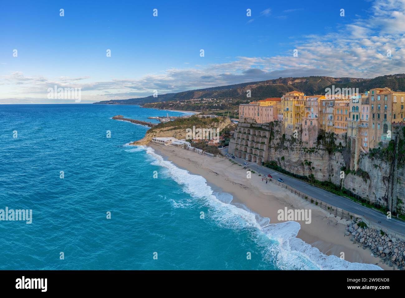 Tropea, Italie - 16 décembre 2023 : vue sur la plage de Rotonda et la vieille ville colorée de Tropea en Calabre Banque D'Images