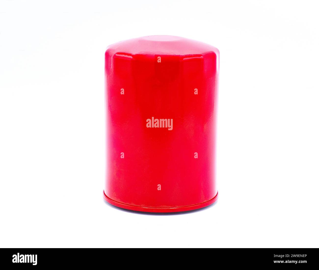 Filtre à huile fond blanc isolé générique, vue latérale rapprochée de couleur rouge. Entretien sur moteur ou moteur de véhicule automobile Banque D'Images