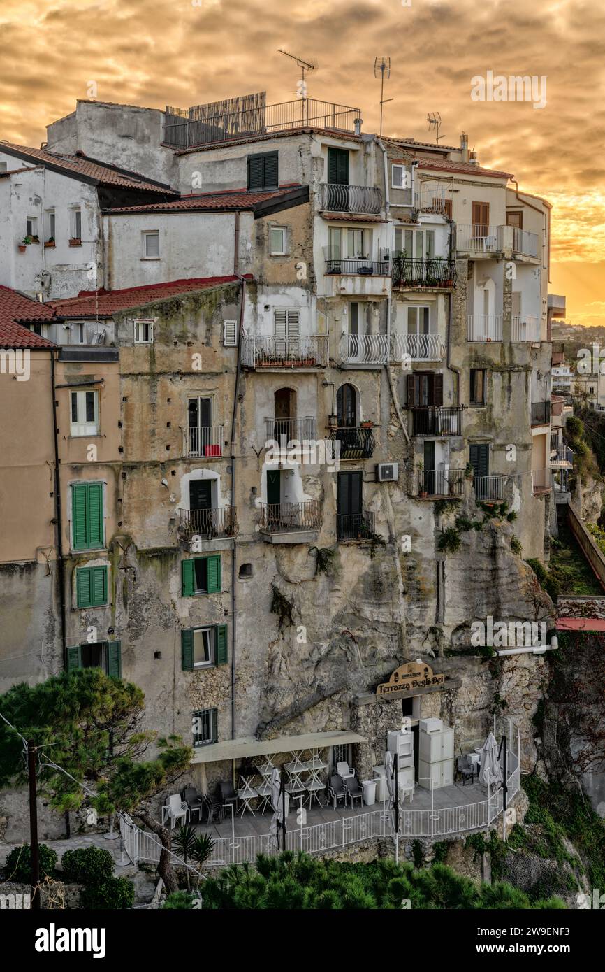 Tropea, Italie - 16 décembre, 2023:vue verticale des maisons de la vieille ville de Tropea, ville de la falaise en Calabre au coucher du soleil Banque D'Images