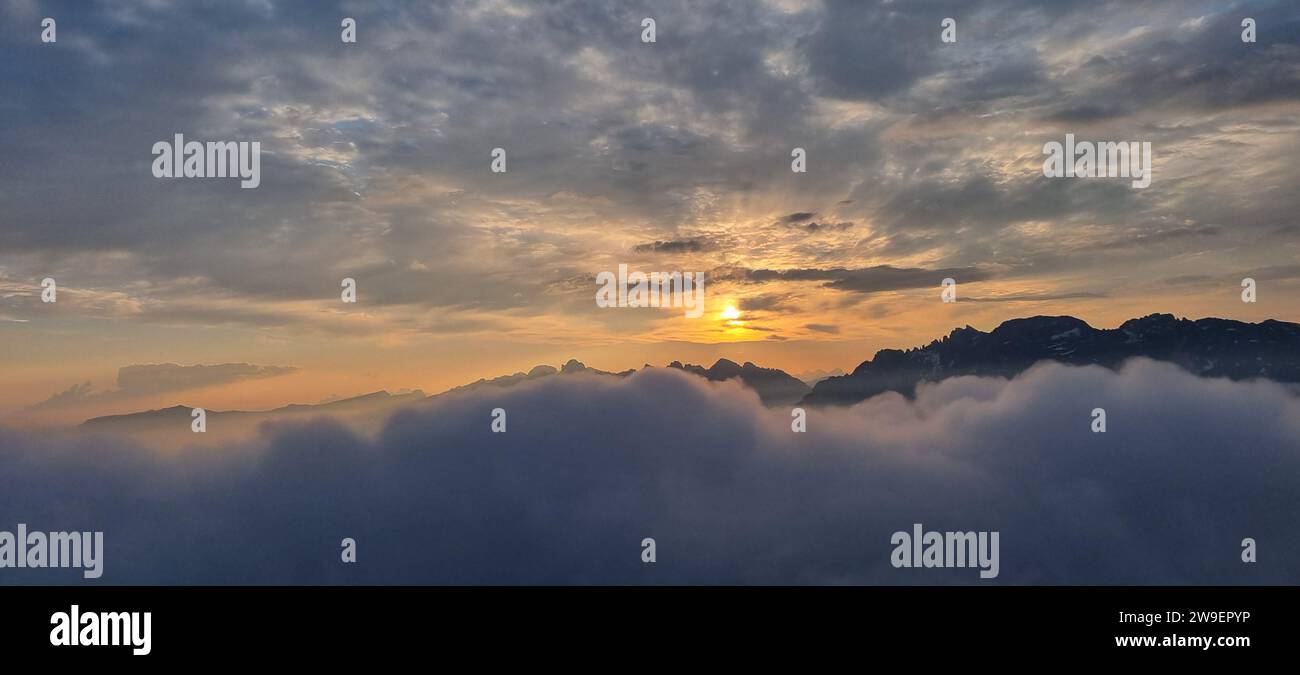 Un paysage magnifique avec un lever de soleil vibrant sur une toile de fond montagneuse Banque D'Images