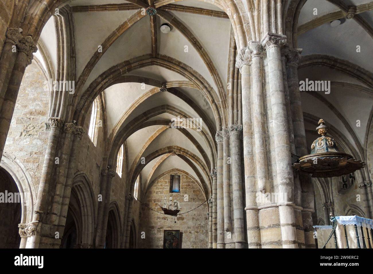 Laredo, Espagne. Bateau et chaînes du pont de bateau à Séville pendant la reconquête de l'occupation mauresque, à l'intérieur de l'église Sainte Marie de l'Assomption Banque D'Images