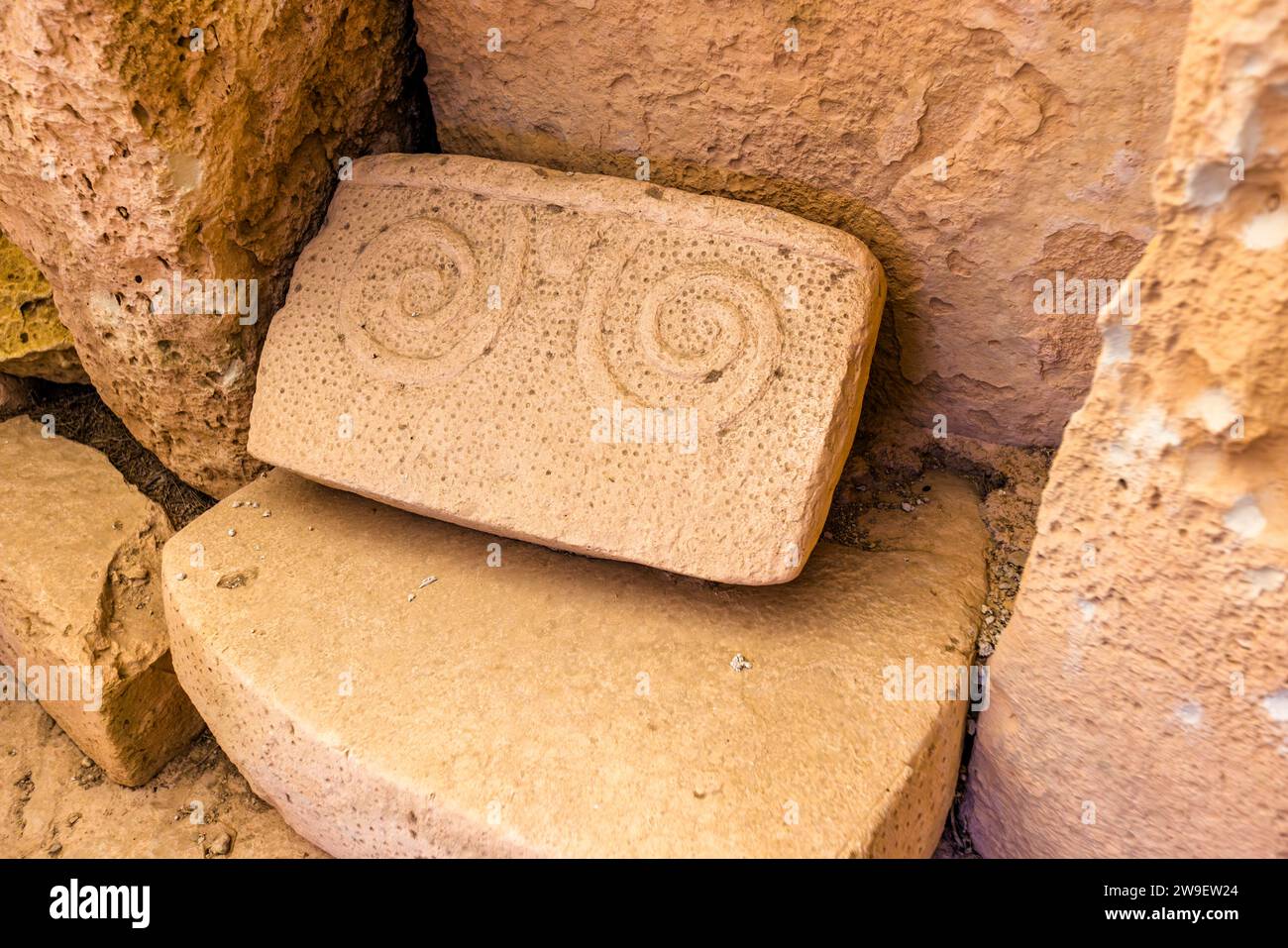 Ħaġar Qim est un temple préhistorique au sommet d'une colline datant de 3200 av. J.-C. avec absides en ruine et un centre d'accueil à explorer. Qrendi, Malte Banque D'Images