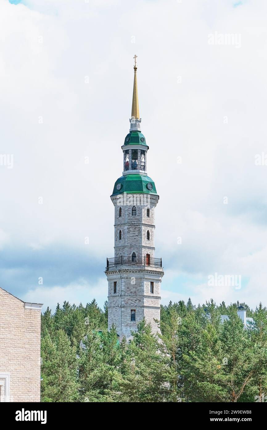 Zlatoust, Russie - 20 juin 2023 : Tour - clocher de St. Jean Chrysostome sur la colline rouge en l'honneur de saint, saint patron de la ville. Russe orthodoxe chur Banque D'Images