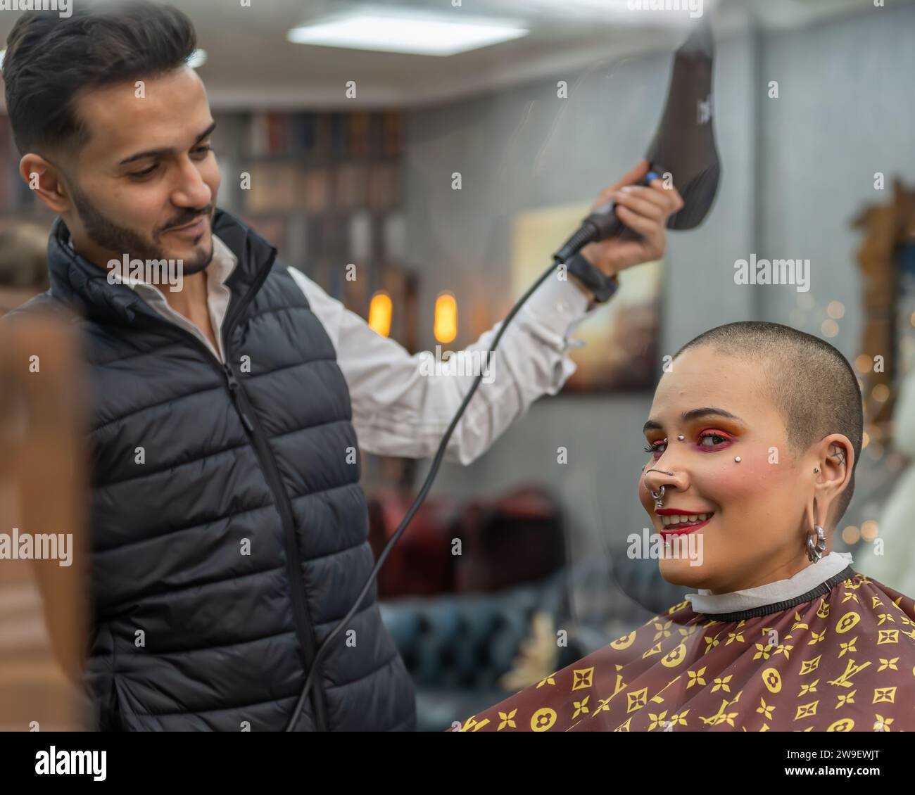 Femme chauve chez les coiffeurs Banque D'Images