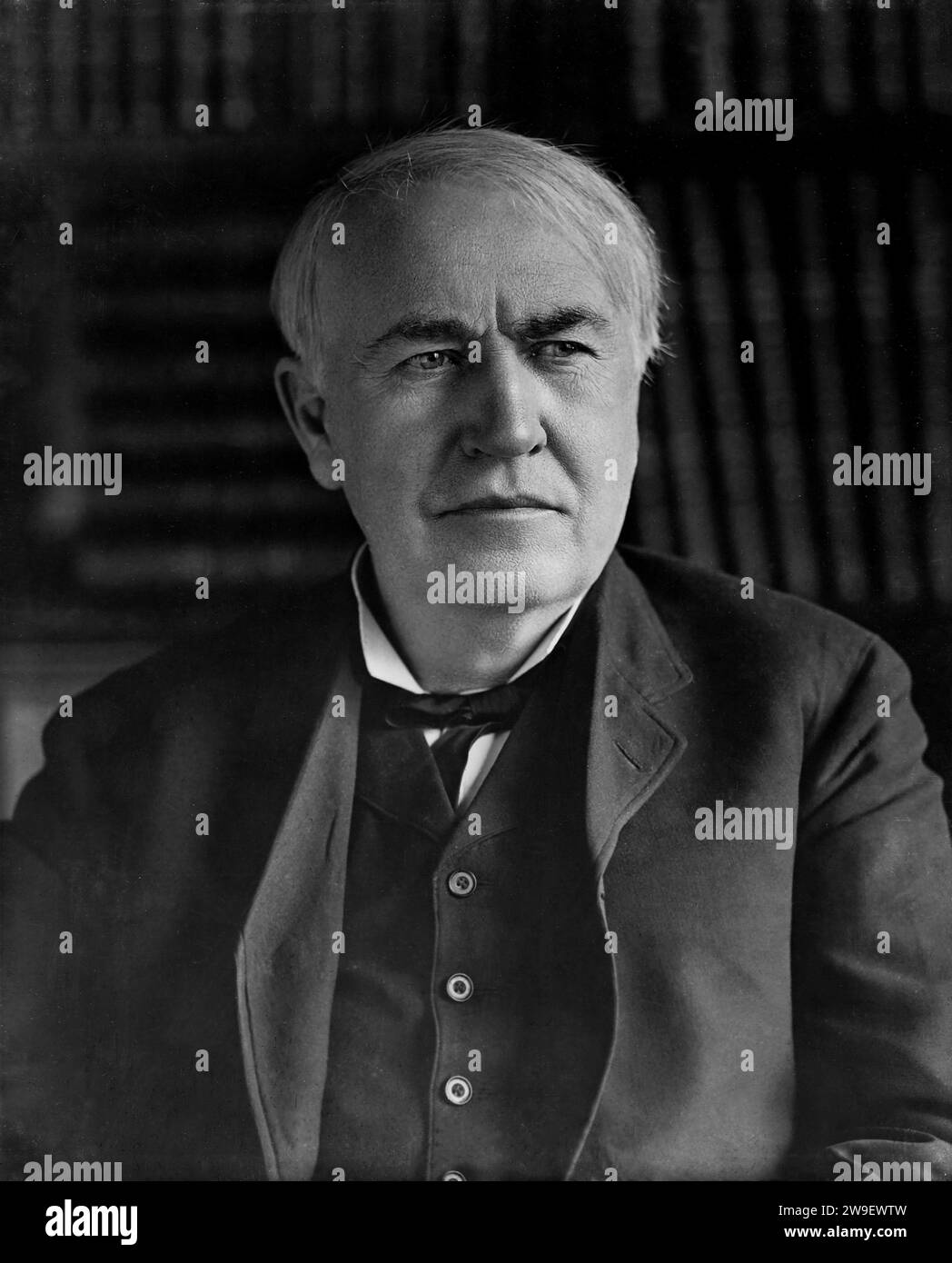 Portrait de Thomas Edison dans la bibliothèque du bâtiment 5 de son laboratoire West Orange. Année 1911. Banque D'Images