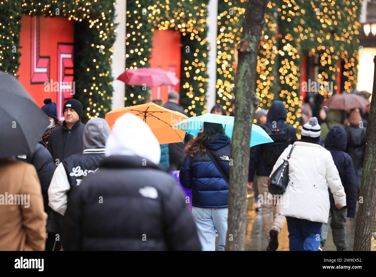 Londres, Royaume-Uni, 27 décembre 2023. Les acheteurs ont bravé les rafales de vent et les fortes averses de pluie de la tempête Gerrit sur Oxford Street, tandis que les ventes du lendemain de Noël se poursuivaient. Malgré la tempête, les températures restent exceptionnellement douces. Crédit : Monica Wells/Alamy Live News Banque D'Images