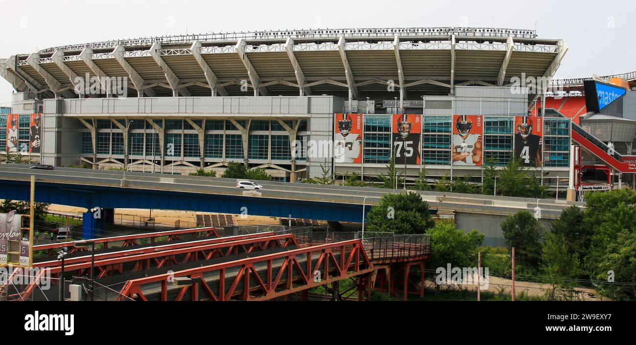 Cleveland, Ohio, USA - 2 août 2023 : vue d'un stade de l'autre côté de la rue une gare de Clevgeland. Banque D'Images