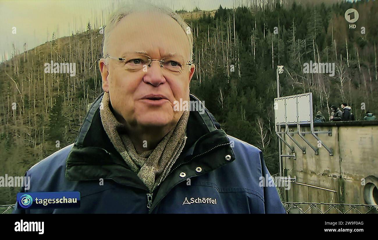 Stephan Weil SPD MP Niedersachsen - hier im Harz an der Okertalsperre am 26.12.2023 *** Stephan Weil SPD MP Basse-Saxe ici dans les montagnes du Harz à l'Okertalsperre le 26 12 2023 Banque D'Images