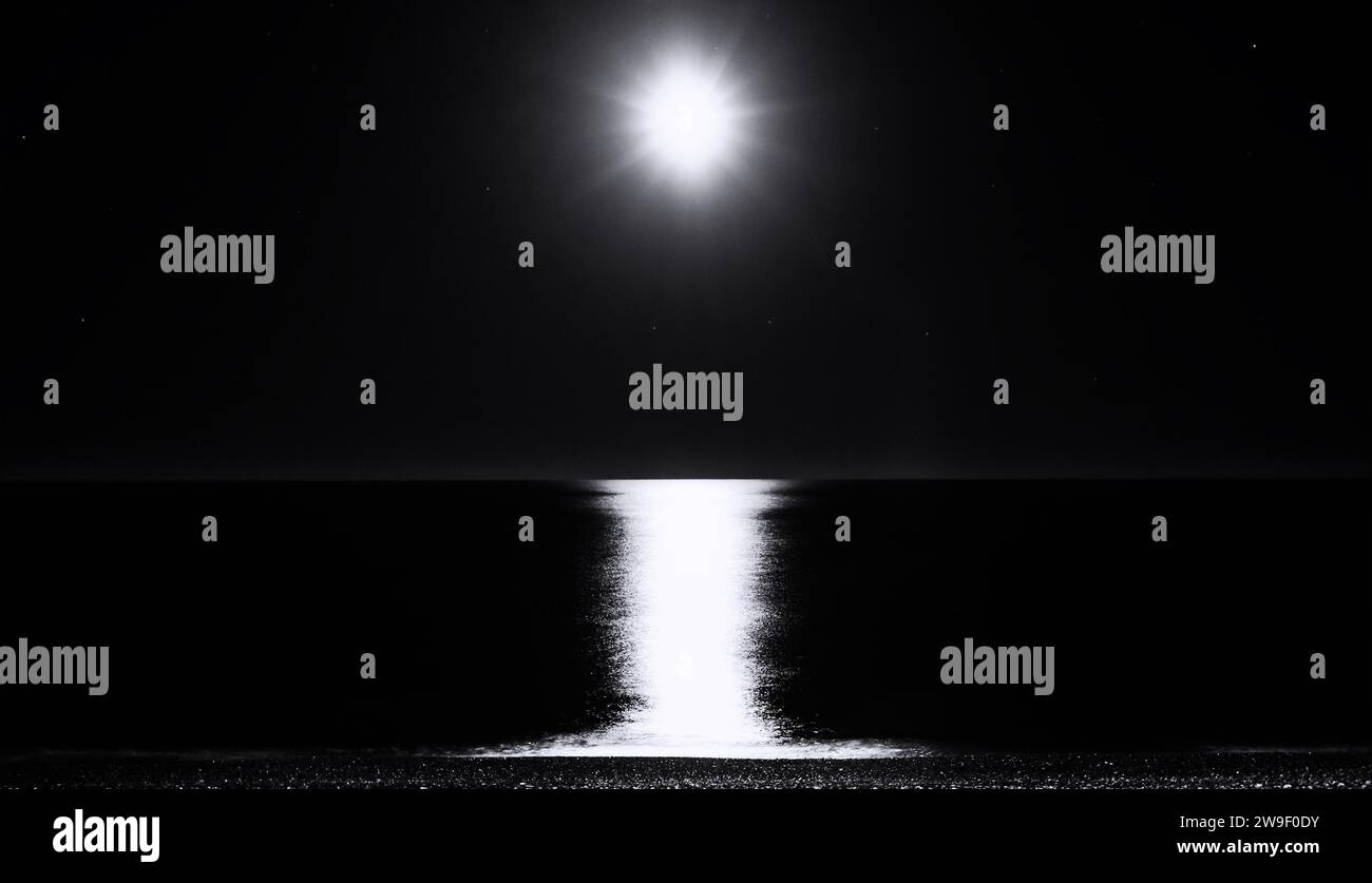 paysage marin calme de nuit avec la lumière de la lune Banque D'Images