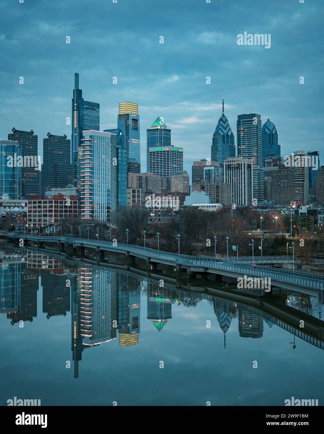 Les gratte-ciel de Philadelphie et la rivière Schuylkill depuis le South Street Bridge, à Philadelphie, en Pennsylvanie Banque D'Images